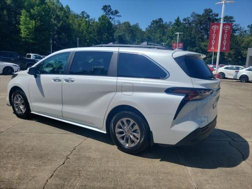 2025 Toyota Sienna XLE 8 Passenger