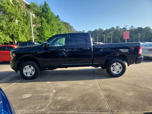 Diamond Black Crystal Pearlcoat 2024 RAM 2500 Tradesman