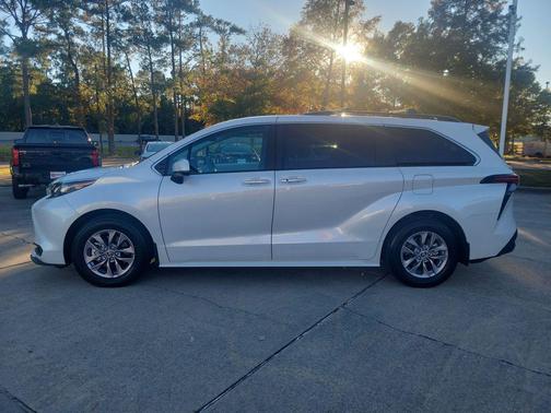 2025 Toyota Sienna XLE