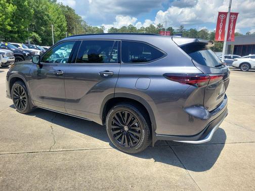 Magnetic Gray Metallic 2024 Toyota Highlander XSE