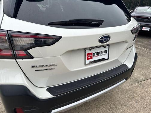 Crystal White Pearl 2021 Subaru Outback Limited