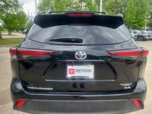 Midnight Black Metallic 2024 Toyota Highlander XLE