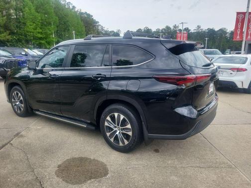 Midnight Black Metallic 2024 Toyota Highlander XLE