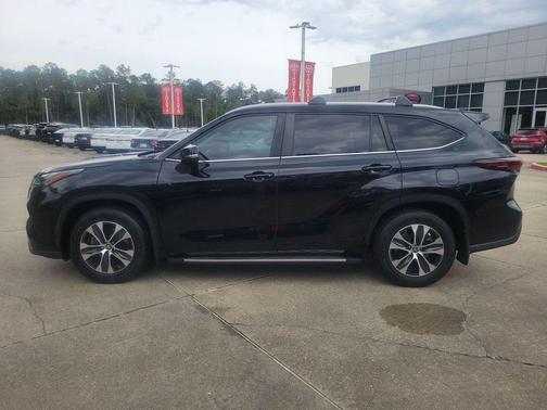 Midnight Black Metallic 2024 Toyota Highlander XLE