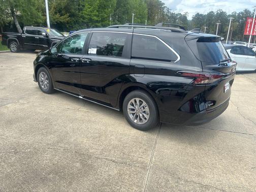 Midnight Black Metallic 2026 Toyota Sienna XLE