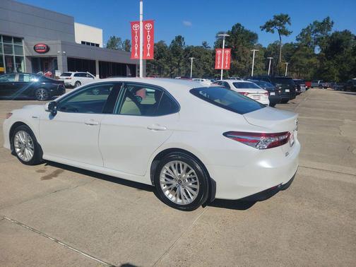 2020 Toyota Camry Hybrid XLE