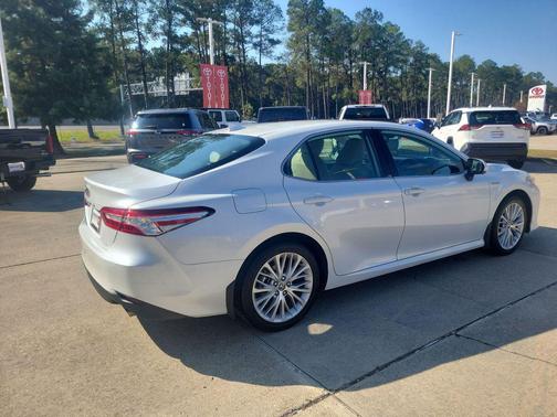 2020 Toyota Camry Hybrid XLE
