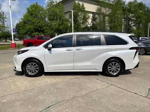 2023 Toyota Sienna XLE 8 Passenger