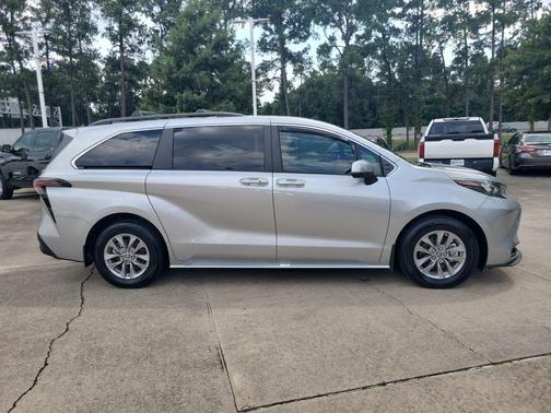 2024 Toyota Sienna XLE 8 Passenger