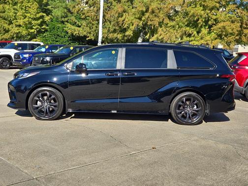 2025 Toyota Sienna XSE 7 Passenger
