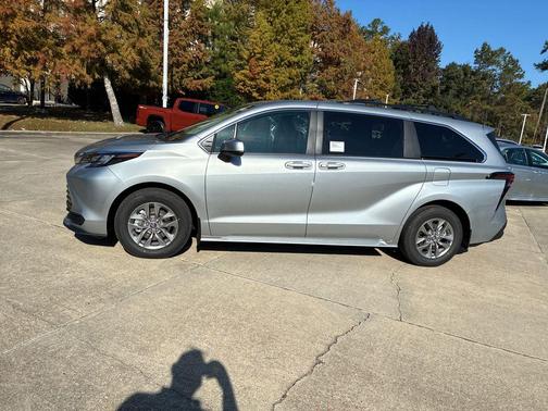 2025 Toyota Sienna LE