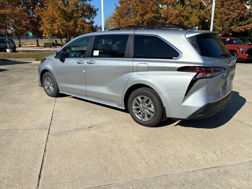 2025 Toyota Sienna LE