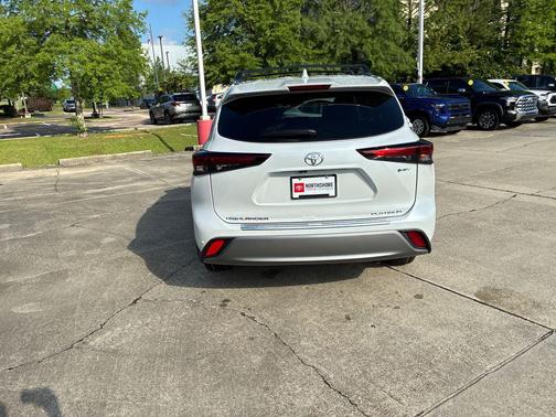 Wind Chill Pearl 2026 Toyota Highlander Hybrid Platinum
