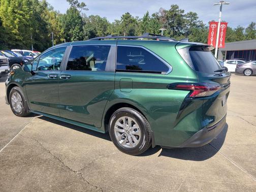 2025 Toyota Sienna XLE 8 Passenger