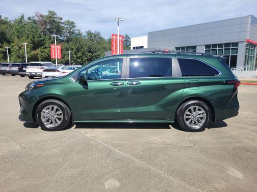 2025 Toyota Sienna XLE 8 Passenger