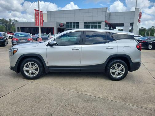 Quicksilver Metallic 2022 GMC Terrain SLE