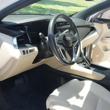 Crystal White Tricoat 2017 Cadillac XT5 Base