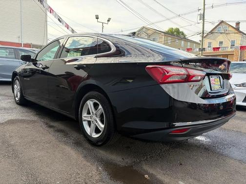 Mosaic Black Metallic 2022 Chevrolet Malibu FWD LT