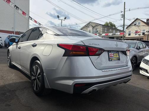 Brilliant Silver Metallic 2021 Nissan Altima 2.5 SL