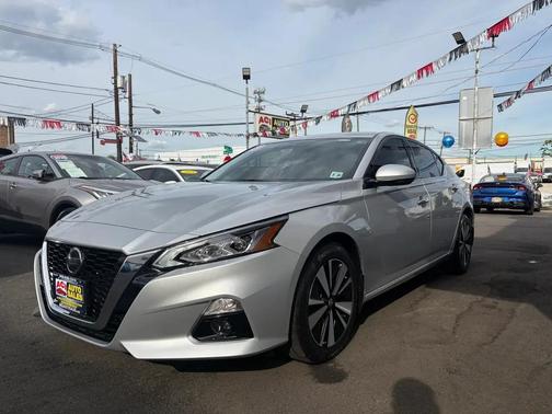 Brilliant Silver Metallic 2021 Nissan Altima 2.5 SL
