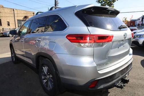 1 2019 Toyota Highlander SE