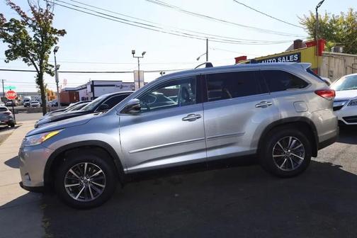 1 2019 Toyota Highlander SE