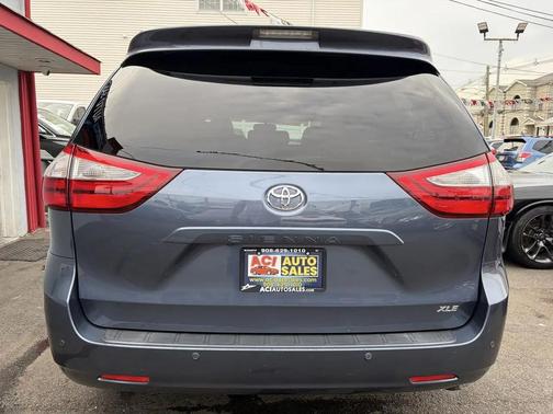Shoreline Blue Pearl 2017 Toyota Sienna XLE
