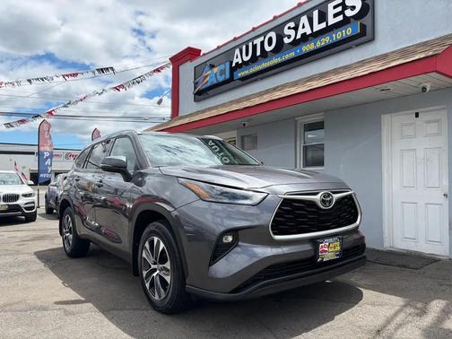 Magnetic Gray Metallic 2021 Toyota Highlander XLE