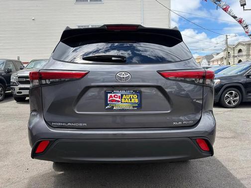 Magnetic Gray Metallic 2021 Toyota Highlander XLE