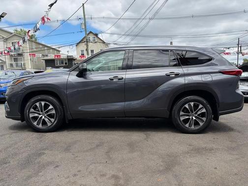 Magnetic Gray Metallic 2021 Toyota Highlander XLE