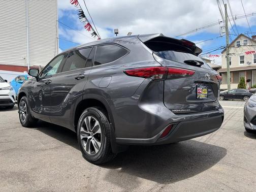 Magnetic Gray Metallic 2021 Toyota Highlander XLE