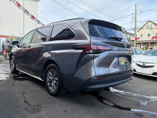 Predawn Gray Mica 2021 Toyota Sienna XLE 8 Passenger