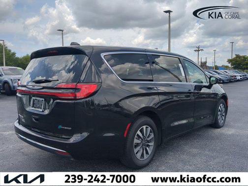 2024 Chrysler Pacifica Hybrid Select