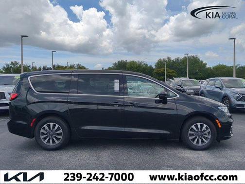 2024 Chrysler Pacifica Hybrid Select