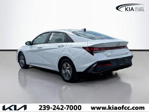 2024 Hyundai ELANTRA SE