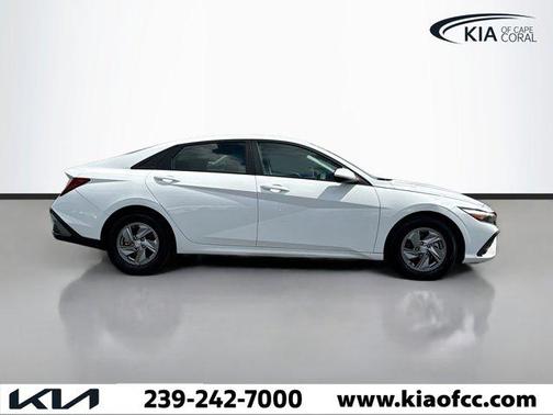 2024 Hyundai ELANTRA SE