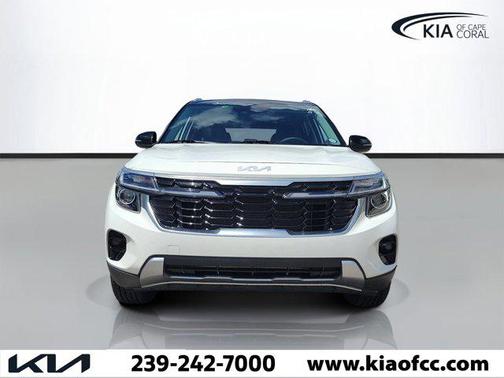Clear White/Black Roof 2024 Kia Seltos S