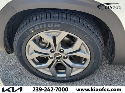 Clear White/Black Roof 2024 Kia Seltos S