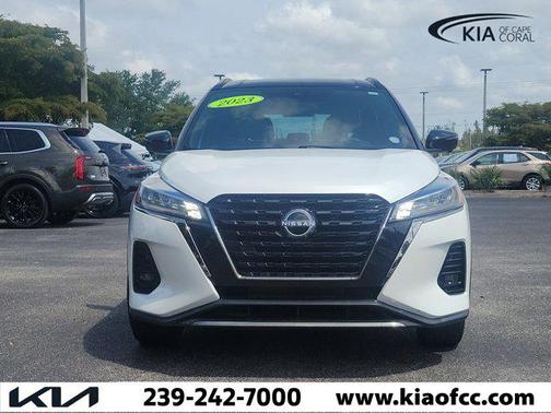 Aspen White Tricoat/Super Black 2023 Nissan Kicks SR