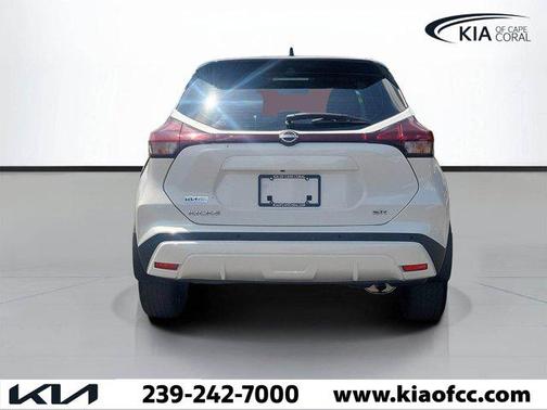 Aspen White Tricoat/Super Black 2023 Nissan Kicks SR