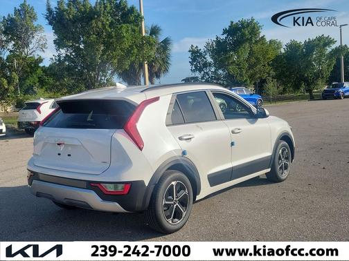 Snow White Pearl 2026 Kia Niro LX