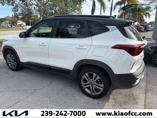 Clear White/Black Roof 2021 Kia Seltos S