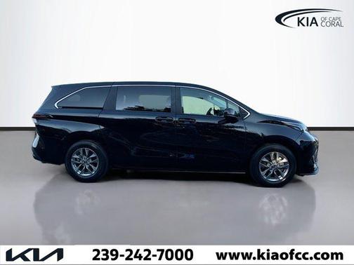 2025 Toyota Sienna LE
