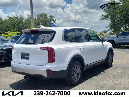 Glacial White Pearl 2023 Kia Telluride LX