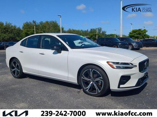2024 Volvo S60 B5 Core Dark Theme