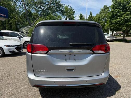 Billet Silver Metallic Clearcoat 2018 Chrysler Pacifica Touring-L Plus