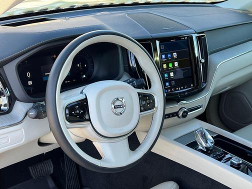 2023 Volvo XC60 B5 Ultimate Dark Theme