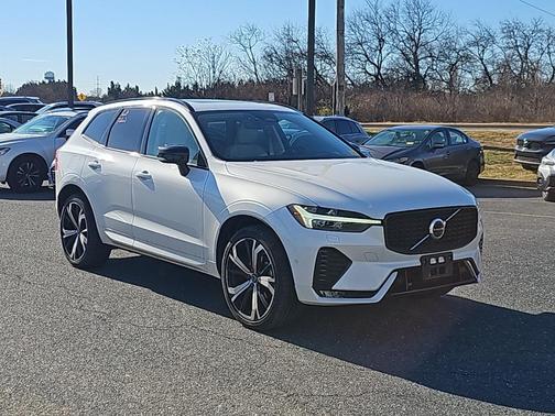 2023 Volvo XC60 B5 Ultimate Dark Theme