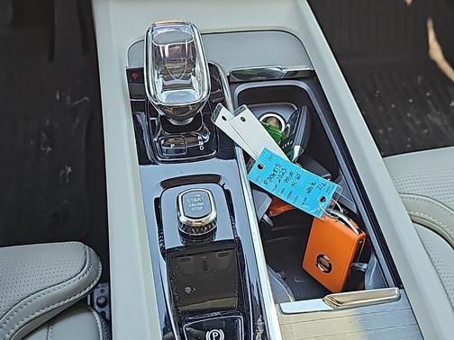 2023 Volvo XC60 B5 Ultimate Dark Theme