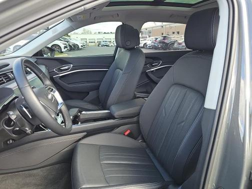 2024 Audi Q8 e-tron Premium Plus